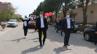 Bayramiç Belediyesi, 23 Nisan coşkusunu çocukların ayağına götürdü
