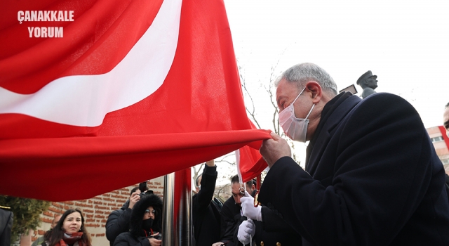 Bakan Akar, "Çanakkale Geçilmez" yazan altın madalyalı Türk bayrağını törenle göndere çekti