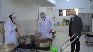 Lapseki Belediyesi Aşevi’nde günde 200 kişiye yemek dağıtımı yapılıyor