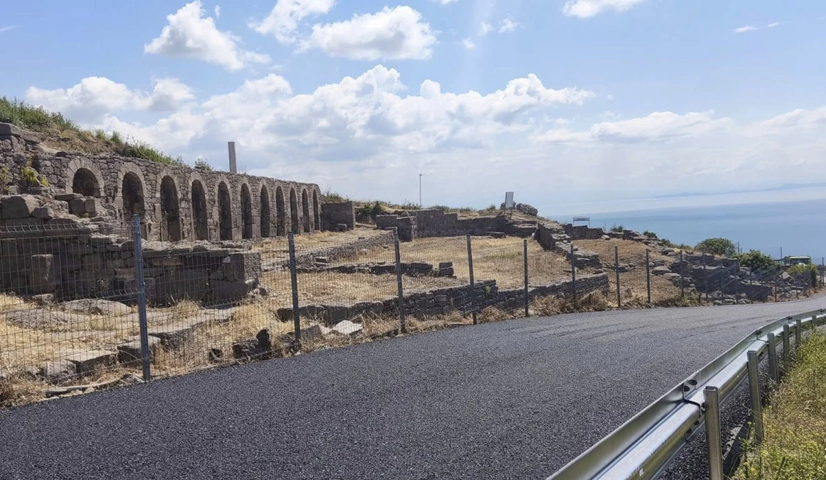 Assos Antik Liman yolu asfaltlanıyor