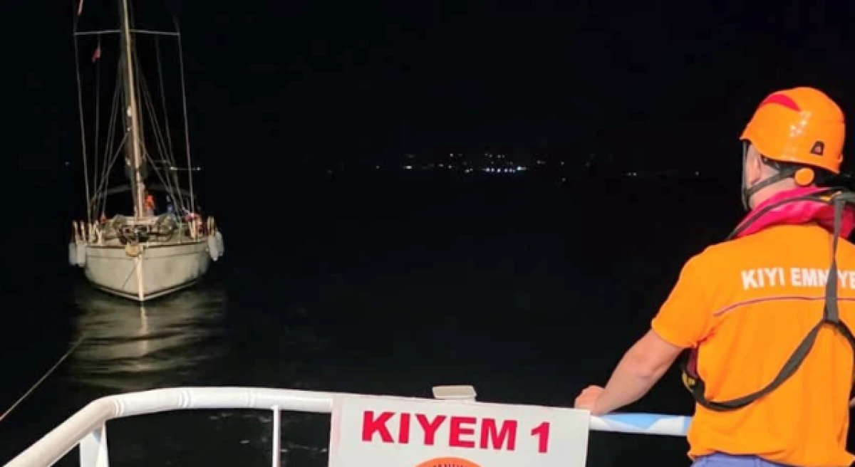 Bozcaada a&ccedil;ıklarında s&uuml;r&uuml;klenen tekne kurtarıldı!