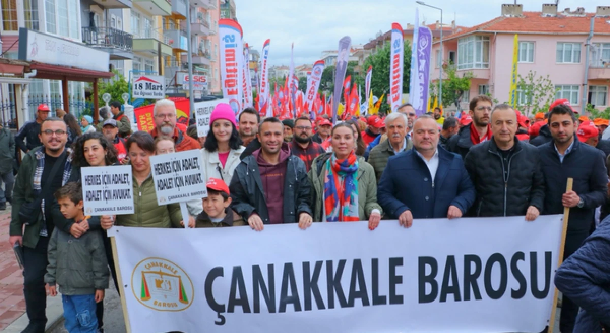 &Ccedil;anakkale Barosu, 1 Mayıs y&uuml;r&uuml;y&uuml;ş&uuml;ne katıldı