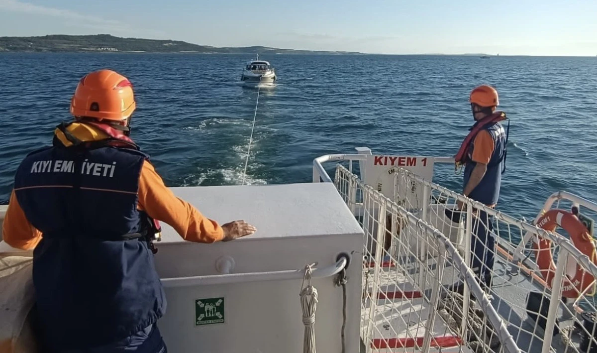 Çanakkale Boğazı'nda arızalanan tekne kurtarıldı