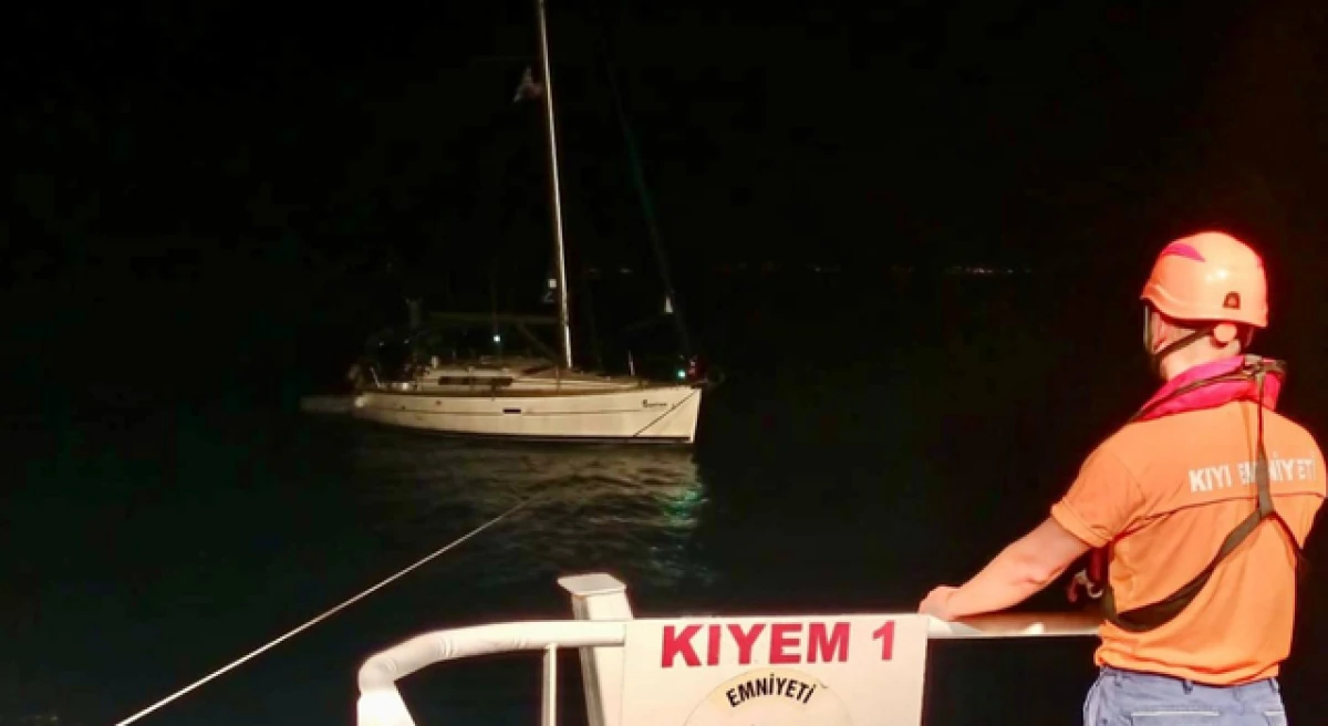 Çanakkale Boğazı’nda sürüklenen tekne kurtarıldı!