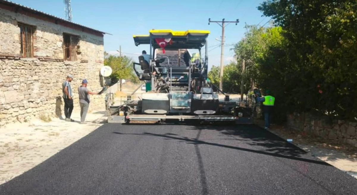 &Ccedil;anakkale merkez k&ouml;ylerinde asfalt yol &ccedil;alışmaları s&uuml;r&uuml;yor