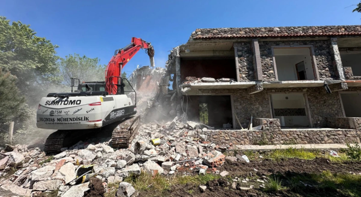 &Ccedil;anakkale&rsquo;de 15 adet ka&ccedil;ak yapı yıkıldı!