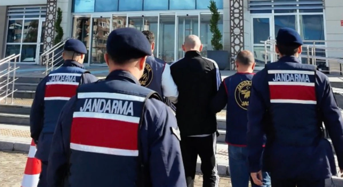 &Ccedil;anakkale&rsquo;de 15 yıl hapis cezasıyla aranan su&ccedil;lu yakalandı!