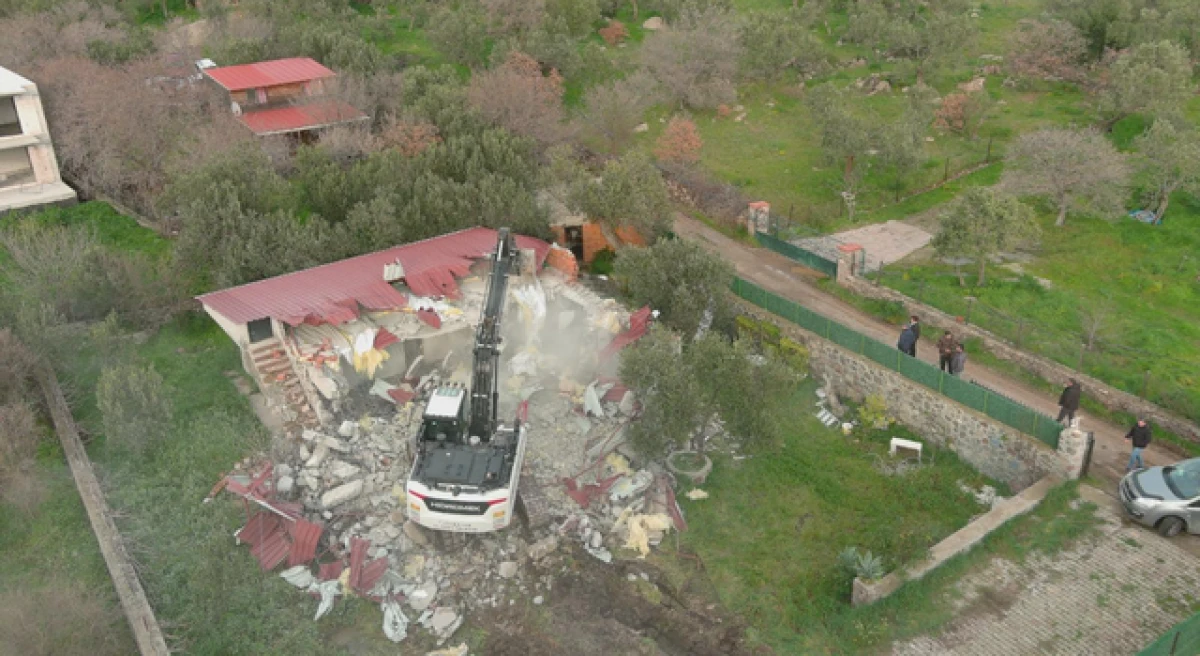 &Ccedil;anakkale&rsquo;de 31 adet ka&ccedil;ak yapı yıkıldı!