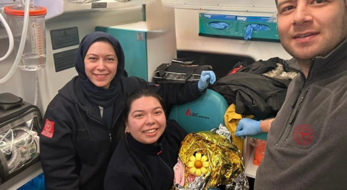 &Ccedil;anakkale&rsquo;de 40 haftalık hamile vatandaş ambulansta doğum yaptı