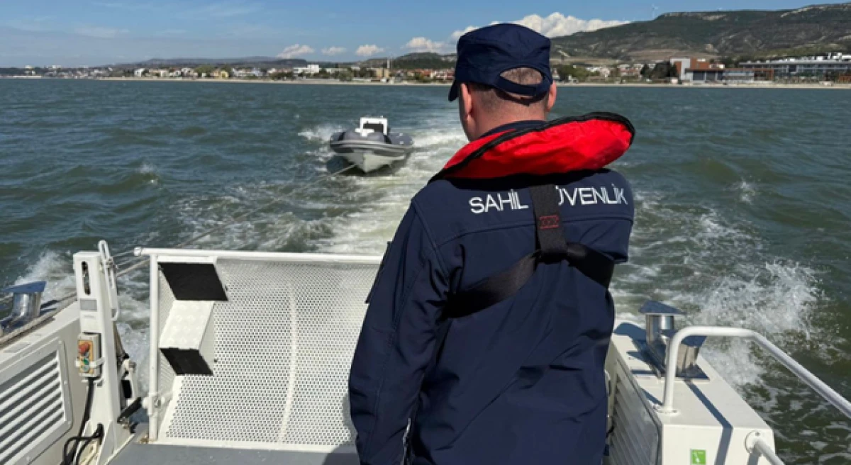 &Ccedil;anakkale&rsquo;de denizde s&uuml;r&uuml;klenen bottaki 3 kişi kurtarıldı