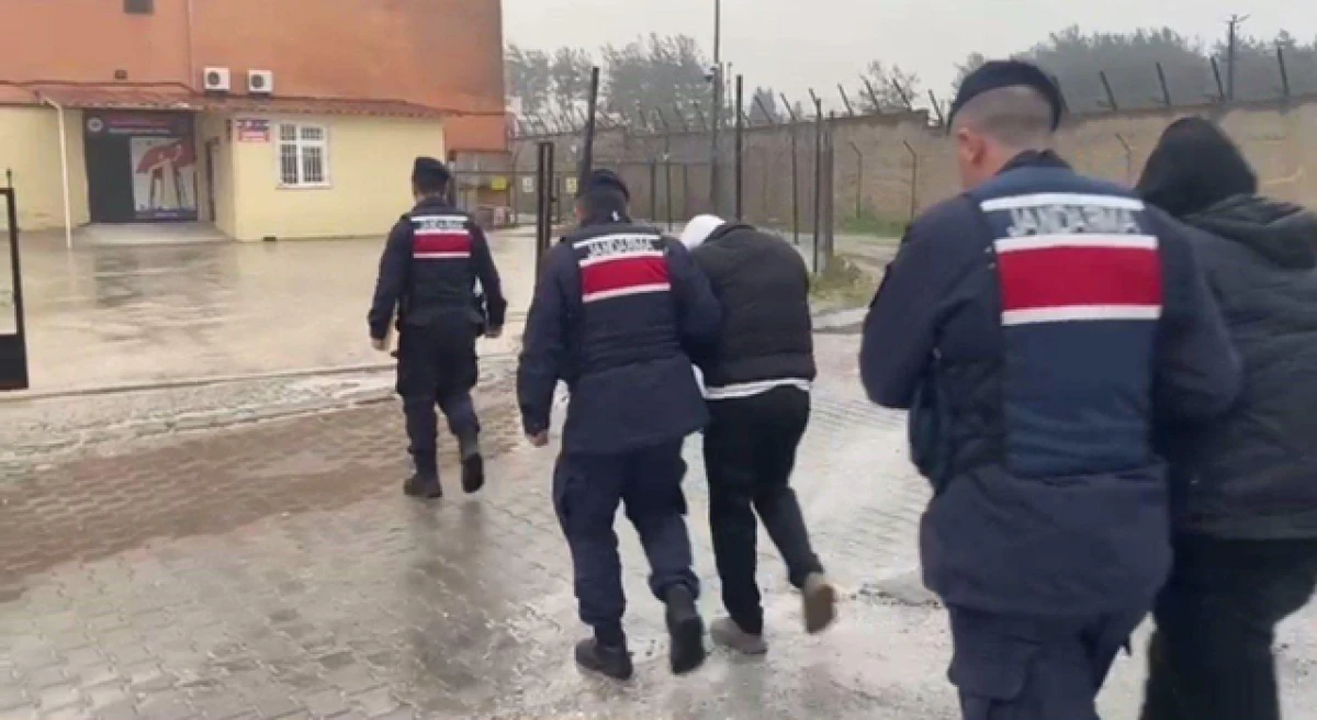 &Ccedil;anakkale&rsquo;de g&ouml;&ccedil;men ka&ccedil;ak&ccedil;ılığı operasyonlarında 3 tutuklama!