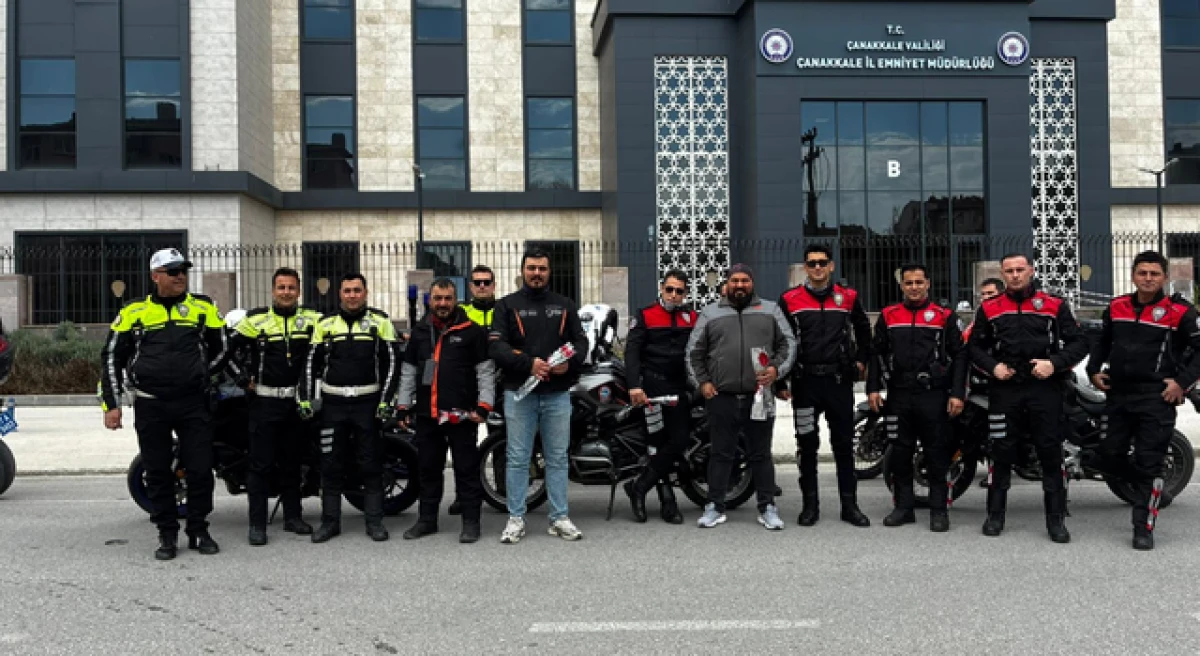 &Ccedil;anakkale&rsquo;de moto kuryelerden polise anlamlı jest