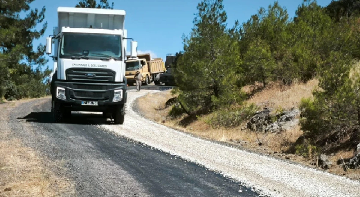 Lapseki Kızıldam yolunda asfalt kaplama &ccedil;alışması başladı