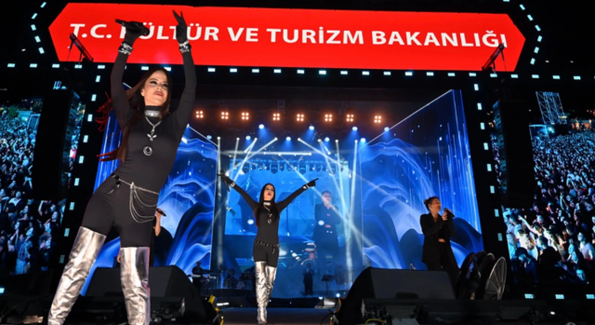 Simge&rsquo;den &Ccedil;anakkale K&uuml;lt&uuml;r Yolu Festivali&rsquo;nde coşku dolu bir konser akşamı