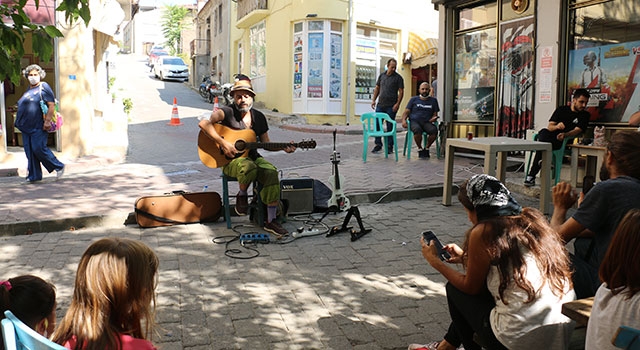 Bayramiç Pekmezci Sokak’ta müzik dinletisi