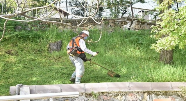 Çan Belediyesi çim biçme ve temizleme çalışmalarını sürdürüyor