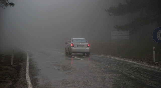 Kazdağları'nda sis ve yağışlı hava trafiği olumsuz etkiliyor