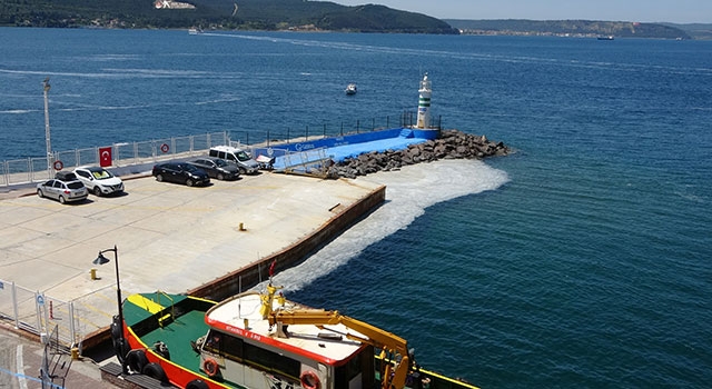 Çanakkale Boğazı’ndaki deniz salyaları şiddetli poyrazla birlikte kısmen dağıldı