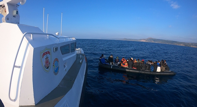 Ayvacık açıklarında 35 düzensiz göçmen kurtarıldı