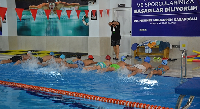 Biga'da Yarı Olimpik Yüzme Havuzuna yoğun ilgi
