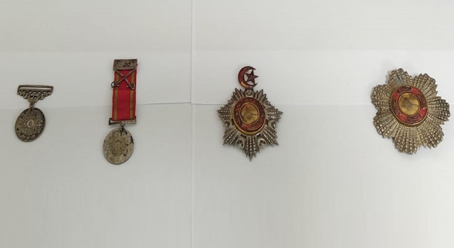 Çanakkale’de kaçak tarihi eser operasyonu: Osmanlı madalyaları ele geçirildi