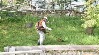 Çan Belediyesi çim biçme ve temizleme çalışmalarını sürdürüyor
