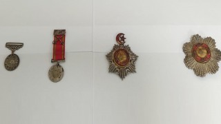 Çanakkale’de kaçak tarihi eser operasyonu: Osmanlı madalyaları ele geçirildi