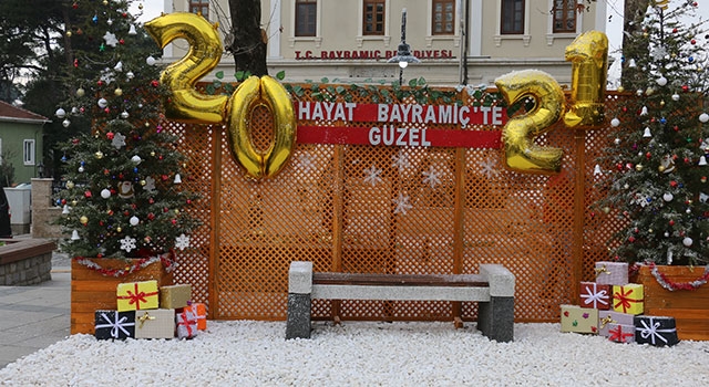 Bayramiç Belediyesi’nden yeni yıl temalı fotoğraf çekimi alanı 