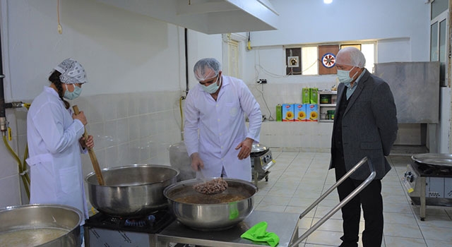 Lapseki Belediyesi Aşevi’nde günde 200 kişiye yemek dağıtımı yapılıyor