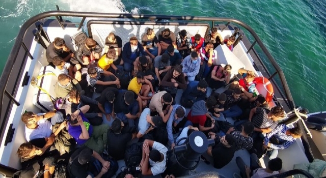 Bozcaada açıklarında 59 düzensiz göçmen kurtarıldı