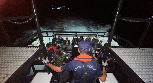 Ezine açıklarında 35 düzensiz göçmen yakalandı