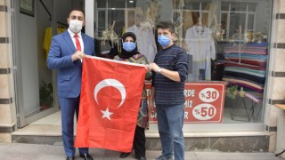 Başkan Erdoğan, Türk bayrağı dağıttı