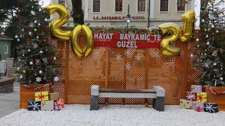 Bayramiç Belediyesi’nden yeni yıl temalı fotoğraf çekimi alanı 