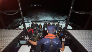 Ezine açıklarında 35 düzensiz göçmen yakalandı