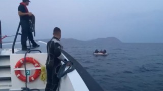 Gökçeada açıklarında sürüklenen bot içerisinde 10 kaçak göçmen kurtarıldı